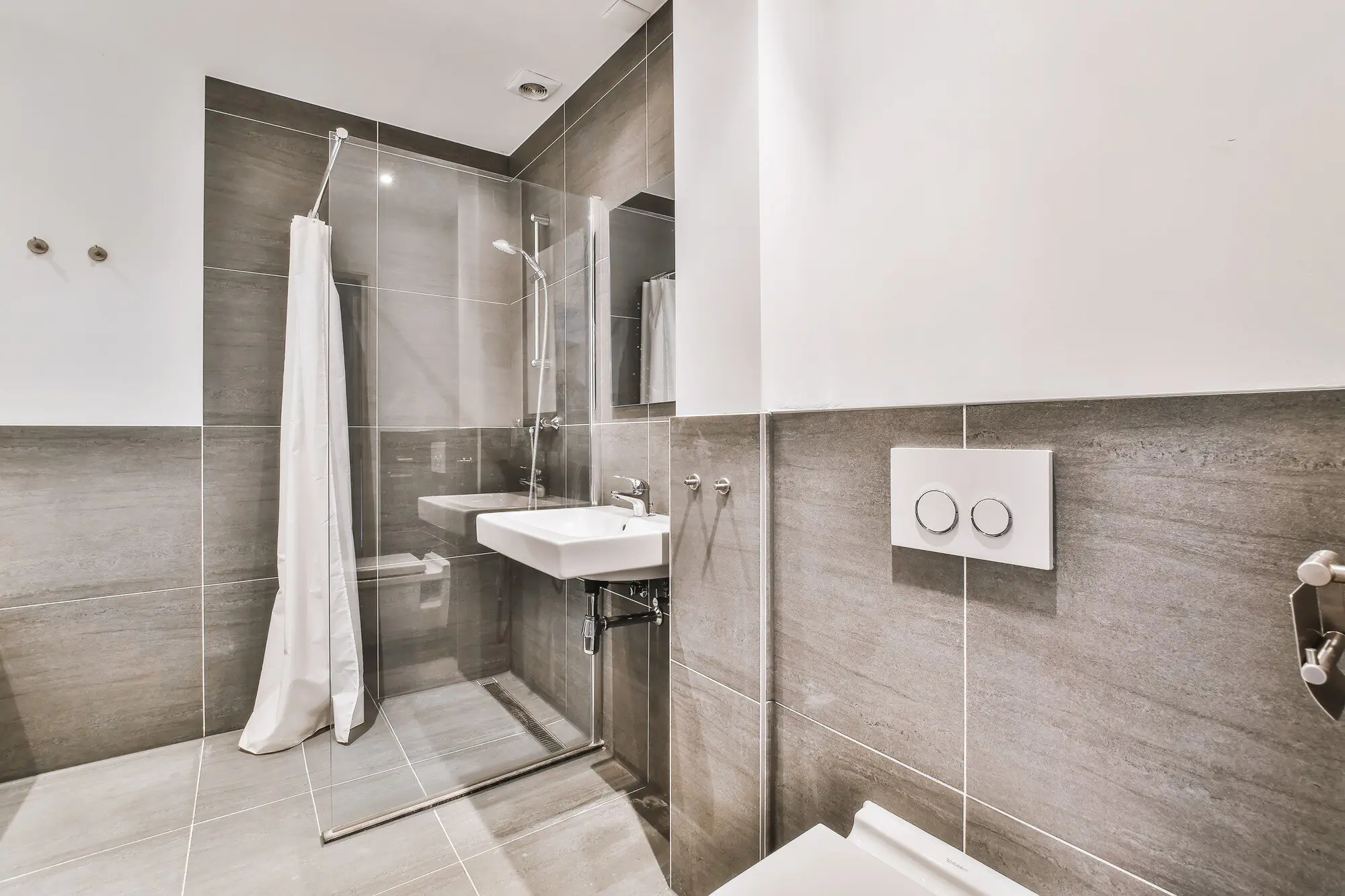Maximise Small Bathroom Space Easily with These Tips